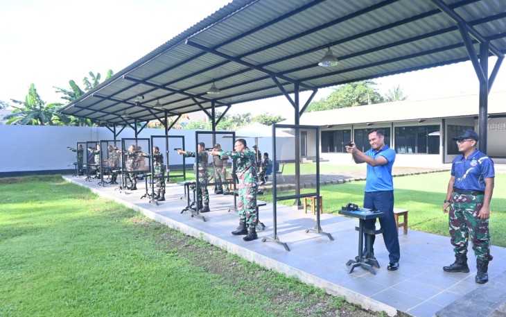 Perwira Lanud Sultan Hasanuddin Laksanakan Latihan Menembak