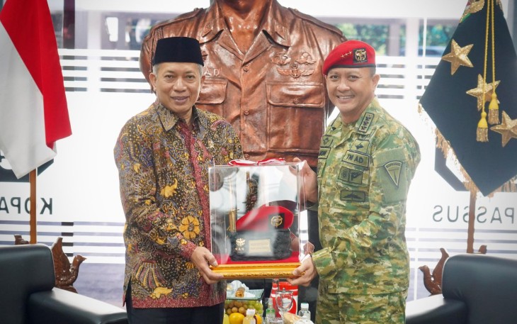 Menkop Ferry Juliantono bersama Panglima Kopassus Letnan Jenderal (Letjen) Djon Afriadi
