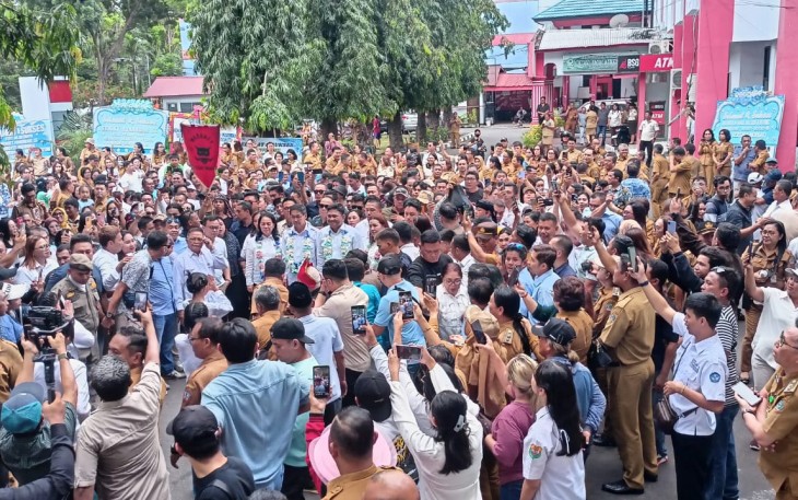 Masyarakat Kota Bitung saat menyambut Kedatangan Walikota Bitung, Hengky Honandar dan Wakil Walikota Bitung, Randito Maringka