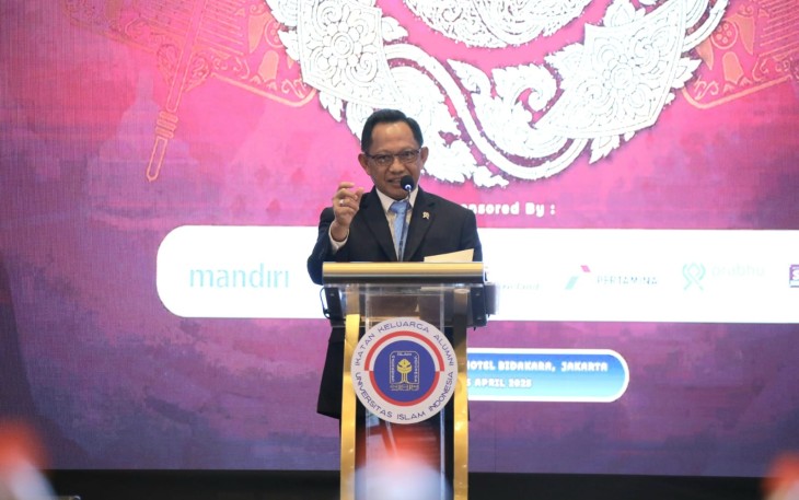 Mendagri saat menjadi narasumber dalam acara Pelantikan Pengurus dan Halalbihalal Ikatan Keluarga Alumni (IKA) Universitas Islam Indonesia (UII) 2025 Dewan Pimpinan Pusat (DPP) IKA UII, di Hotel Bidakara, Jakarta, Jumat (2542025).