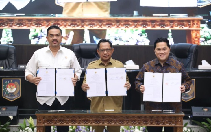 Mendagri, Menpora dan Menteri UMKM saat teken MoU di Sasana Bhakti Praja, Kantor Pusat Kemendagri, Jakarta, Selasa (2/12/2025).