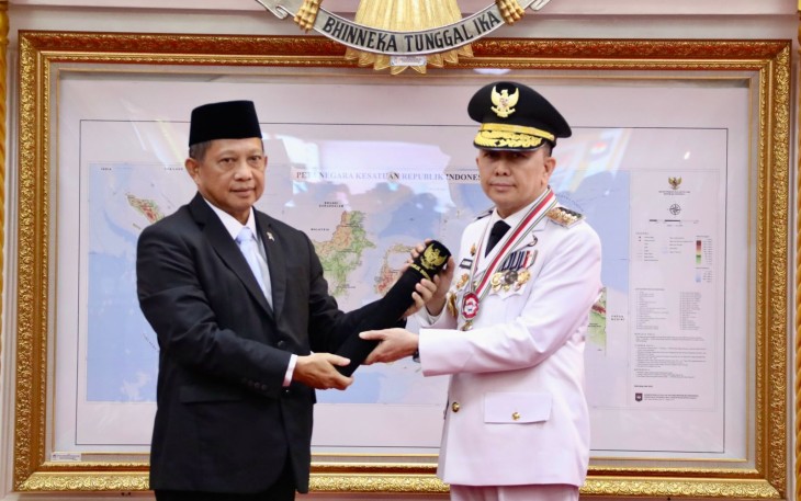 Mendagri Muhammad Tito Karnavian saat melantik Agus Fatoni sebagai Penjabat (Pj.) Gubernur Papua di Ruang Sidang Utama (RSU) Kantor Pusat Kementerian Dalam Negeri (Kemendagri), Jakarta, Senin (7/7/2025).