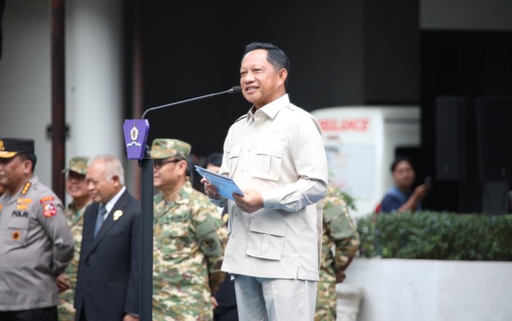 Mendagri Muhammad Tito Karnavian saat menjadi Inspektur Upacara (Irup) pada Pembukaan KPPD Gelombang II Tahun 2025 di Lapangan Tengah, Kantor Lemhannas RI, Jakarta, Rabu (5/11/2025).