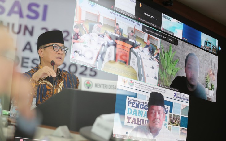 Mendes PDT Yandri Susanto saat melakukan sosialisasi Peraturan Menteri Desa (Permendesa) Nomor 2 Tahun 2024 tentang Petunjuk Operasional atas Fokus Penggunaan Dana Desa Tahun 2025 Wilayah Pulau Jawa secara virtual, di Ruang Kendali kantor Kemendes PDT, Jumat (31/1/2025).