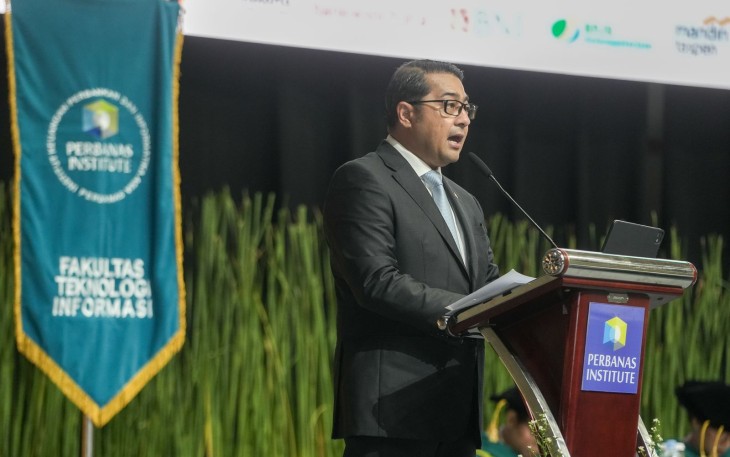 Menteri Ekraf Teuku Riefky saat memberikan orasi ilmiah dalam acara Wisuda Magister, Profesi, Sarjana, dan Diploma Perbanas Institute di Jakarta International Convention Center (JICC) pada Selasa, 8 Juli 2025. 