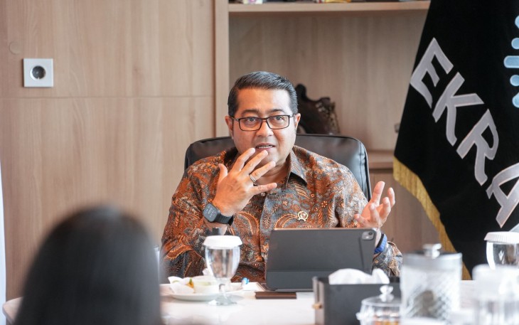 Menteri Ekraf Teuku Riefky Harsya saat menerima audiensi di Gedung Autograph Tower, Jakarta pada Rabu, 13 Agustus 2025.