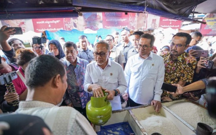 Zulhas saat meninjau harga sejumlah komoditas pangan dan gas LPG 3 kg di Pasar Klender, Jakarta Timur, Rabu (5/2/2025)