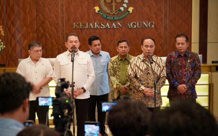 Menkop Budi Arie usai beraudiensi dengan Jaksa Agung ST Burhanuddin dan jajaran, di kantor Kejagung, Jakarta, Rabu (7/5).