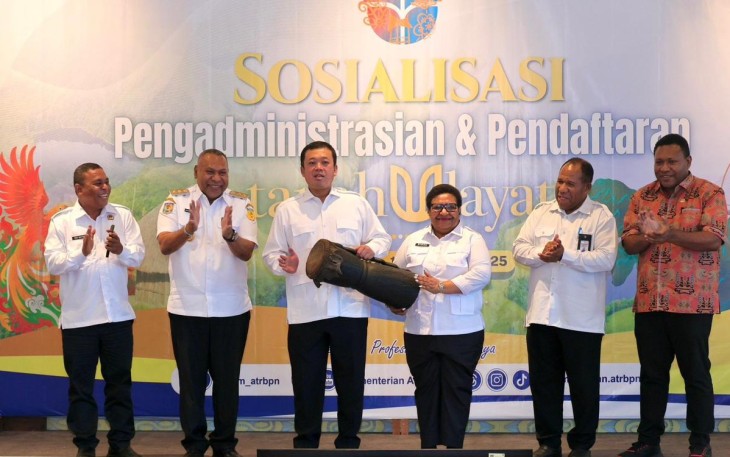 Menteri ATRKepala BPN, Nusron Wahid, saat membuka Sosialisasi Pengadministrasian dan Pendaftaran Tanah Ulayat, di Kantor Gubernur Papua, Rabu (19112025).