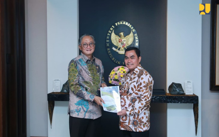 Menteri PU Dody Hanggodo saat menerima kunjungan Bupati Tana Toraja Zadrak Tombeg di Kantor Kementerian PU, Jakarta