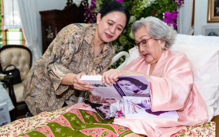 Ketua DPR RI Puan Maharani saat menghadiri acara syukuran Hari Ulang Tahun (HUT) ke-100 Meriyati Roeslani, istri dari Kapolri legendaris, Jenderal (Purn) Hoegeng Iman Santoso. 