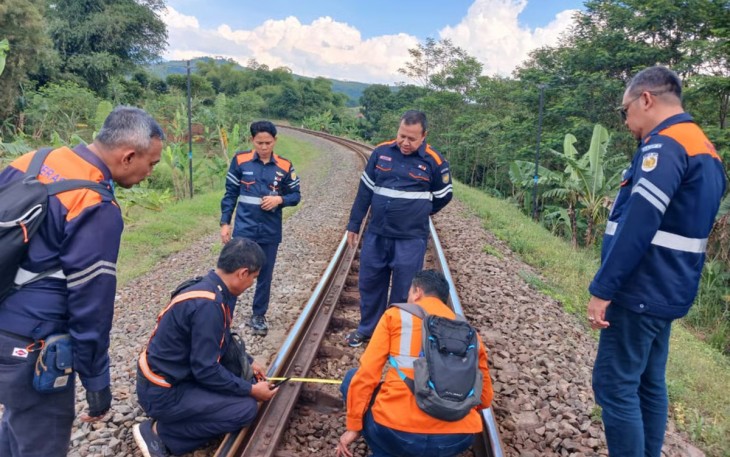 Daop 2 Bandung, pemeriksaan prasarana kereta api, Angkutan Nataru 2025, keselamatan perjalanan KA, kesiapan operasional KAI