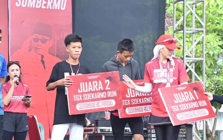 Novita Hardini, saat membagikan hadiah TGX Sukarno Run 2025.