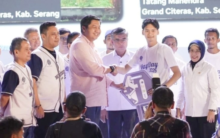 Menteri Perumahan dan Kawasan Permukiman (PKP) Maruarar Sirait menyerahkan 100 kunci rumah subsidi untuk para buruh dalam rangka memperingati Hari Buruh pada 1 Mei 2025 di Universitas Pertamina, Jakarta