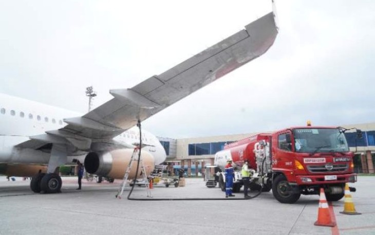 Pengisian Avtur Pertamina ke pesawat.