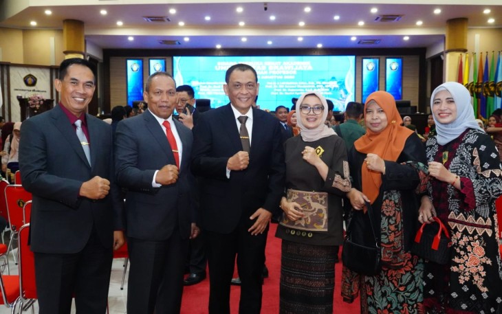 Panglima Divisi Infanteri 2 Kostrad, Mayjen TNI Susilo, didampingi oleh Kasdivif 2 Kostrad Brigjen TNI Riyanto, S.I.P., menghadiri prosesi pengukuhan delapan guru besar Universitas Brawijaya yang berlangsung khidmat di Gedung Samantha Krida, Malang. (Malang, 21 Agustus 2025) 