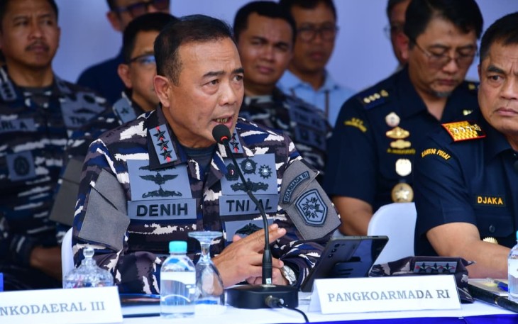 Panglima Koarmada RI (Pangkoarmada RI) Laksdya TNI Dr. Denih Hendrata saat konferensi pers di Gudang CDC Tanjung Priok, Jakarta Utara. Kamis (14/8).