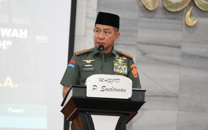 Panglima TNI Jenderal TNI Agus Subiyanto di Masjid Jenderal Soedirman, Mabes TNI, Cilangkap, Jakarta Timur, Senin (30/6/2025).