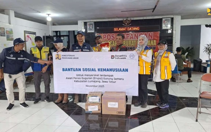 Kementerian PU Salurkan Bantuan Sosial Bagi Pengungsi Erupsi Gunung Semeru.