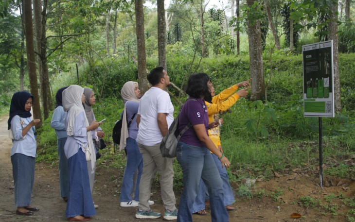 Papan edukasi flora berbasis QR-Code karya Tim PkM Fakultas Pertanian dan Bisnis UKSW dan Unika Soegijapranata di Desa Menari.