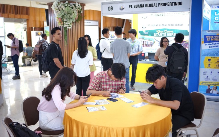 Para pencari kerja tengah mengunjungi stan perusahaan dalam kegiatan Job Fair ke-47 UKSW hari kedua di Balairung Universitas