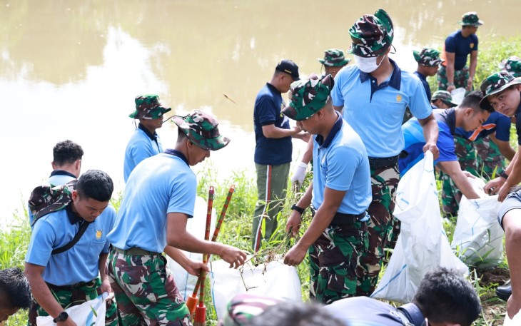Personel TNI AU Wilayah Makassar Bakti Sosial dalam rangka HUT Ke-79 TNI AU