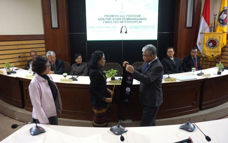 Pemasangan selempang kelulusan oleh Kaprodi DSP dalam Yudisium dan Promosi DSP FID UKSW, Kamis (20-11-2025) di Ruang Probowinoto Gedung G.