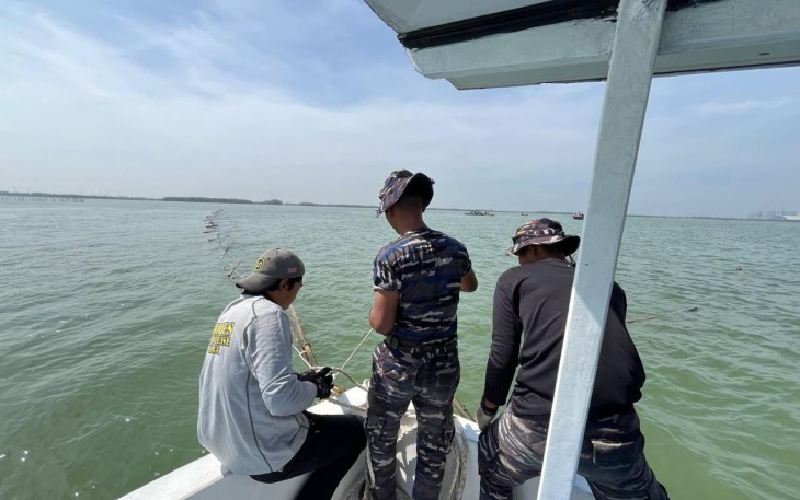 Pembongkaran Pagar Laut di wilayah Tanjung Pasir dan 1 KM di wilayah Kronjo, Tangerang, Banten. Rabu (05/02).