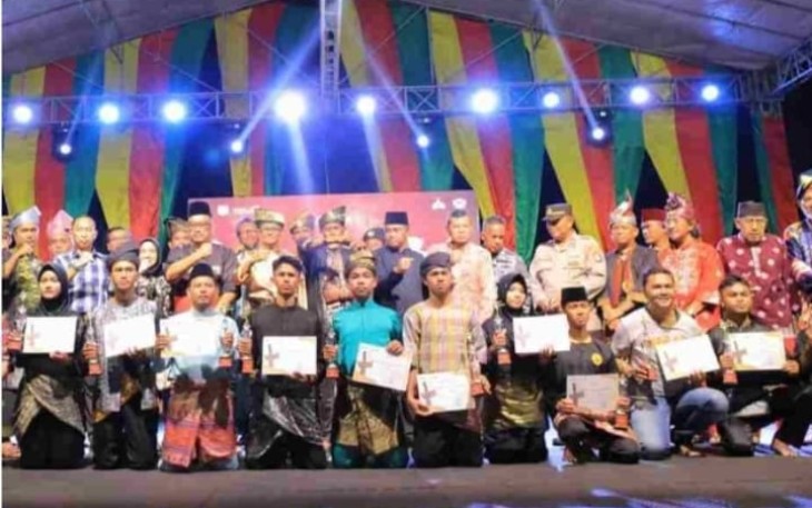 Foto bersama pada Festival Seni Silat Serumpun