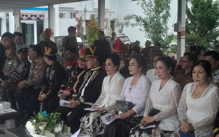 Walikota Bitung (Tengah) menggunakan baju adat warna hitam saat menghadiri pagelaran seni budaya Minahasa