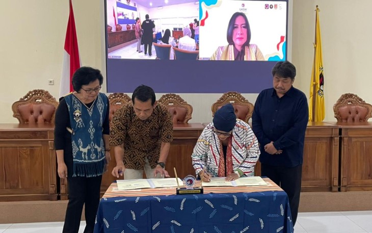 Penandatanganan Perjanjian Kerja Sama antara UKSW dan BRIN dalam acara seminar nasional wastra nusantara, Jumat (05-12-2025) di Grha Kartini. 