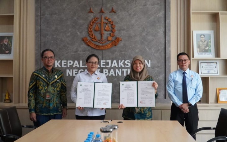 Ketua Pengadilan Agama Bantul, Septianah dan Kepala Kejaksaan Negeri Bantul, Kristanti Yuni Purnawanti saat Tandatangani PKS Penegakan Hukum pada Kamis (11/12), di Kantor Kejaksaan Negeri Bantul.