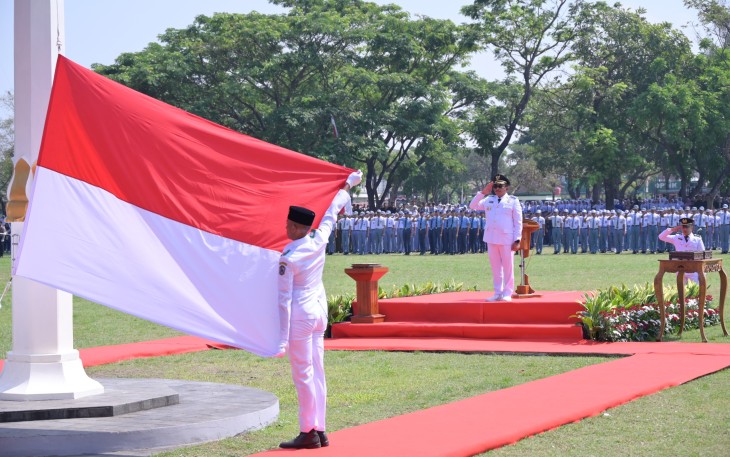 Pengibaran bendera Merah Putih dalam upacara peringatan Hari Ulang Tahun (HUT) ke-80 Kemerdekaan Republik Indonesia di Alun-alun Kabupaten Karanganyar, Minggu (17/8/2025).