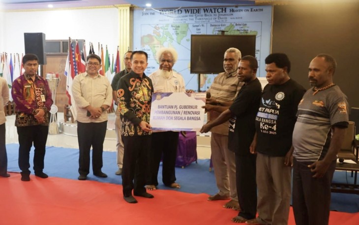 Penjabat Gubernur Papua Agus Fatoni saat menyerahkan bantuan kepada rumah doa Jemaat Gereja Injil di Indonesia (GIDI) Holandia di Doyo Lama, Distrik Waibu, Kabupaten Jayapura, Jumat (19/9/2025).
