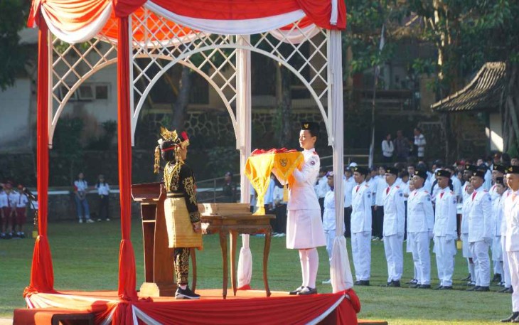 Penyerahan bendera dalam Upacara Hari Ulang Tahun (HUT) ke-80 Kemerdekaan Republik Indonesia di UKSW, Minggu (17-8-2025).