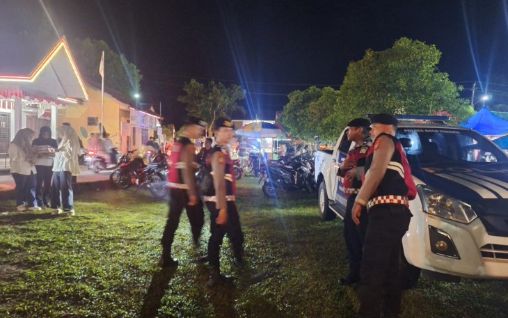 Personel Polres Aceh Singkil saat mengamankan pembukaan MTQ Ke-37 tingkat Kabupaten setempat.