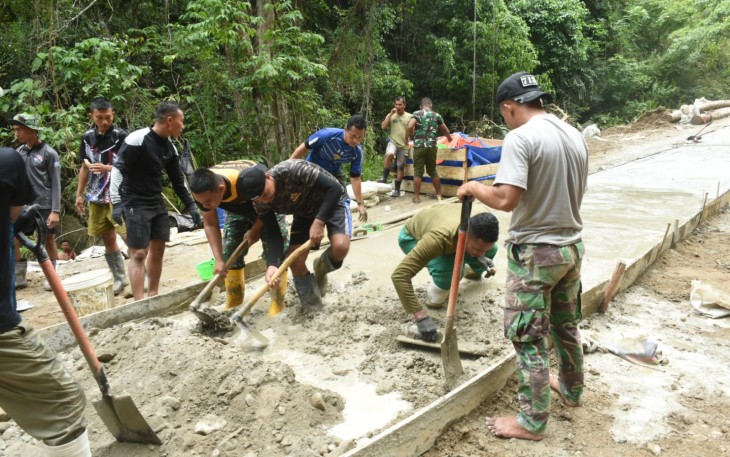 Personil Kodim 1304/Gorontalo bersama Masyarakat bahu membahu mengerjakan pekerjaan fisik jalan beton