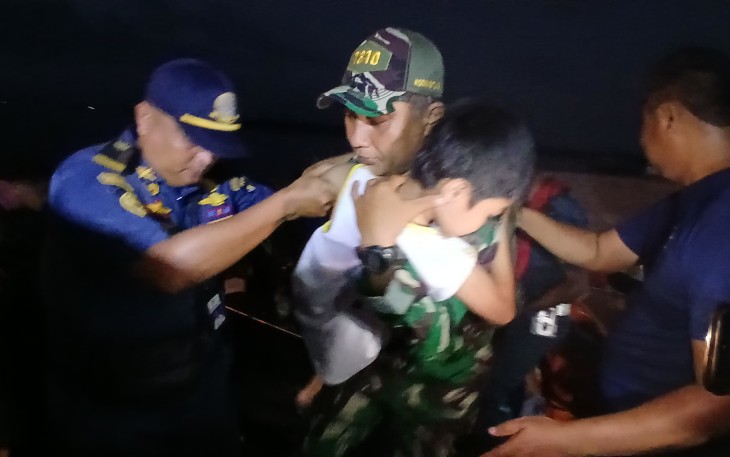 Personil Kodim 1310/Bitung bersama tim SAR Gabungan saat melakukan aksi penyelamatan terhadap korban kebakaran KM Barcelona V