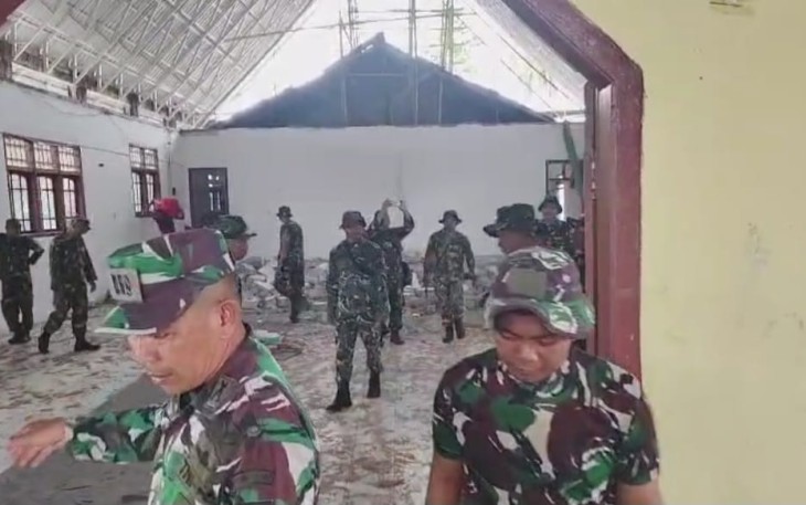 Personil Kodim saat membantu warga bersihkan puing-puing bangunan pasca gempa