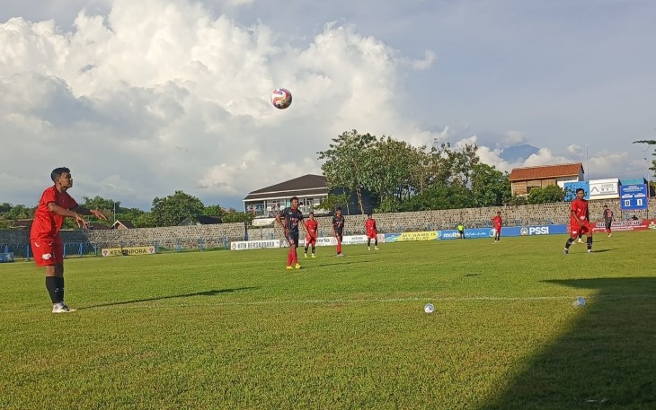 Pertandingan Grup D turnamen sepak bola Soekarno Cup antara tim DPC PDI Perjuangan Karanganyar melawan Wonogiri, di Stadion 45 Karanganyar, Sabtu (762025).