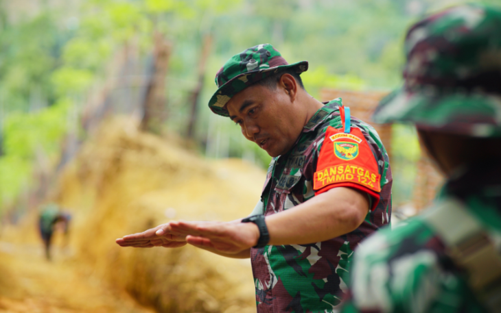 Dansatgas TMMD ke-124, Kodim 0408/BS Letnan Kolonel Czi Bambang Santoso saat memberi arahan kepada satgas TMMD ke-124 di titik sasaran fisik pembuatan badan jalan.