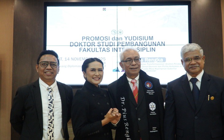 Pius Rengka resmi dikukuhkan sebagai Doktor Studi Pembangunan di UKSW pada Jumat, 14 November 2025, bertempat di Ruang Diplomasi. 