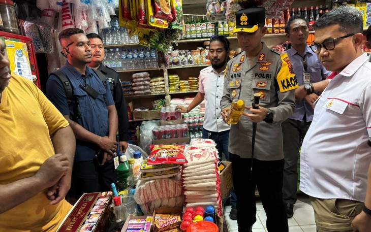 Kapolres Biak Numfor, AKBP Ari Trestiawan, SH, S.I.K., M.H, didampingi oleh Kasatreskrim Dr. Iptu Tantu Usman, SH, MH, beserta tim melakukan pengecekan terhadap produk minyak goreng merk Minyakita yang dijual di sejumlah kios di Pasar Inpres Biak, beberapa toko, dan swalayan, pada Selasa (11/3/2025)