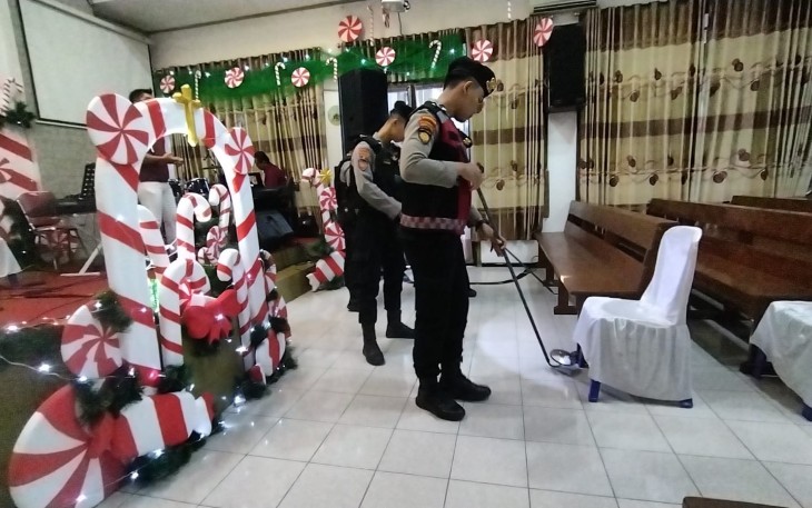 Personel Polres Bojonegoro saat Sterilisasi Gereja Jelang Ibadah Natal di Gereja Pantekosta Pusat Surabaya (GPPS).