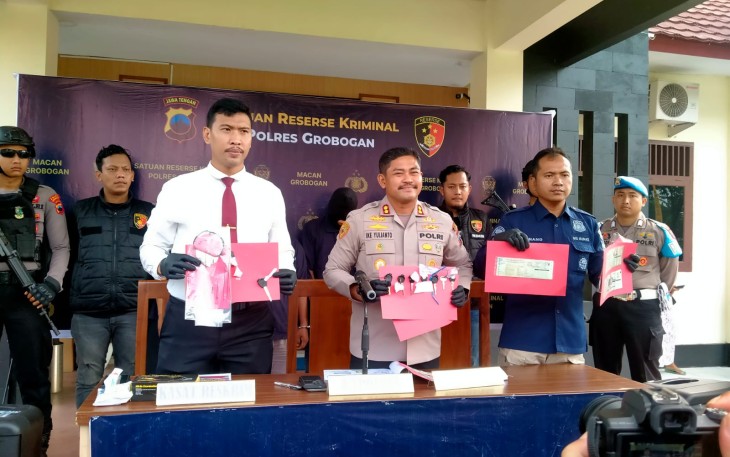 Kapolres Grobogan AKBP Ike Yulianto Wicaksono didampingi Kasat Reskrim Polres Grobogan AKP Agung Joko Haryono dan Kasi Humas Polres Grobogan AKP Danang saat pers rilis di Mapolres setempat, Senin (10/2/2025)