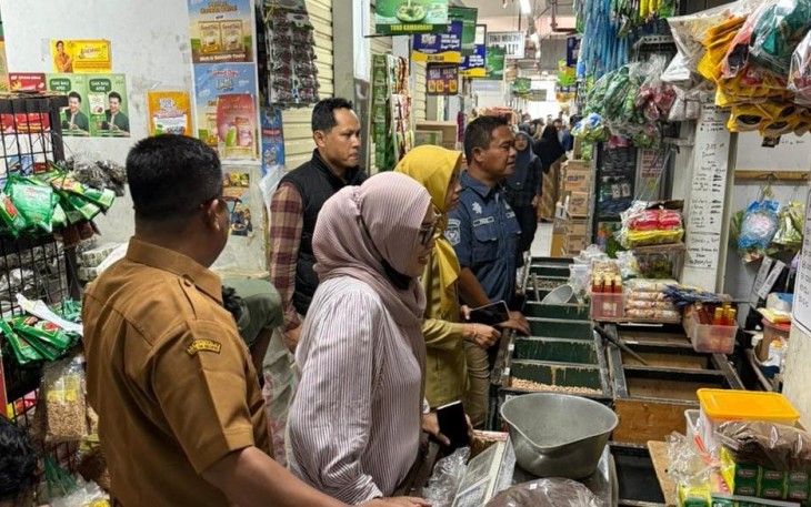 Satgas Pangan Polres Ponorogo saat Pantau Bahan Pokok di Sejumlah Pasar Jelang Nataru