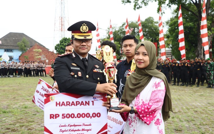 Penyerahan hadiah juara Lomba Satkamling Kabupaten Wonogiri Tahun 2025