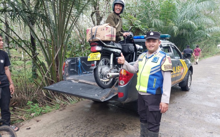 Polsek Belitang III Ikut Membantu Masyarakat Melewati Jalan yang Terendam Banjir 