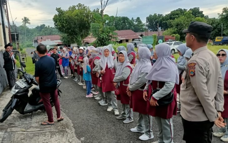 Personil Polsek Ranowulu saat memberikan pengamanan dan pengawalan terhadap jalan sehat yang dilaksanakan oleh jamaah Masjid As-Salam Pinokalan
