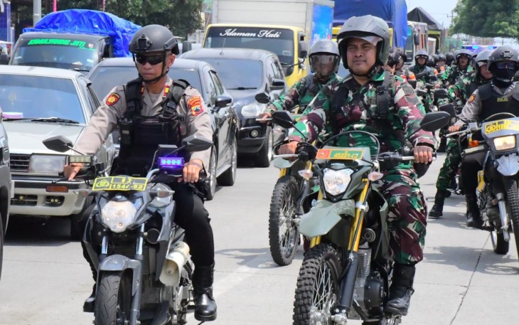 Puluhan personel TNI - Polri saat melakukan patroli skala besar dan pengecekan pospam jelang lebaran, Kamis (2732025).